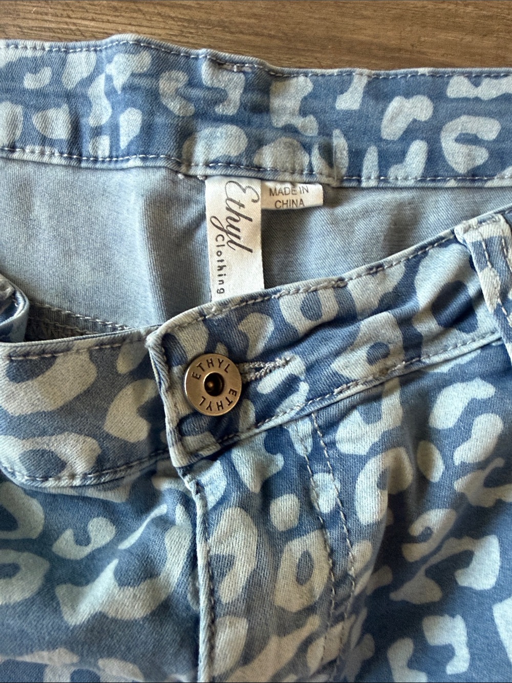 Ethyl Size 10 Light Blue Leopard Print Denim Jeans - Picture 4 of 6